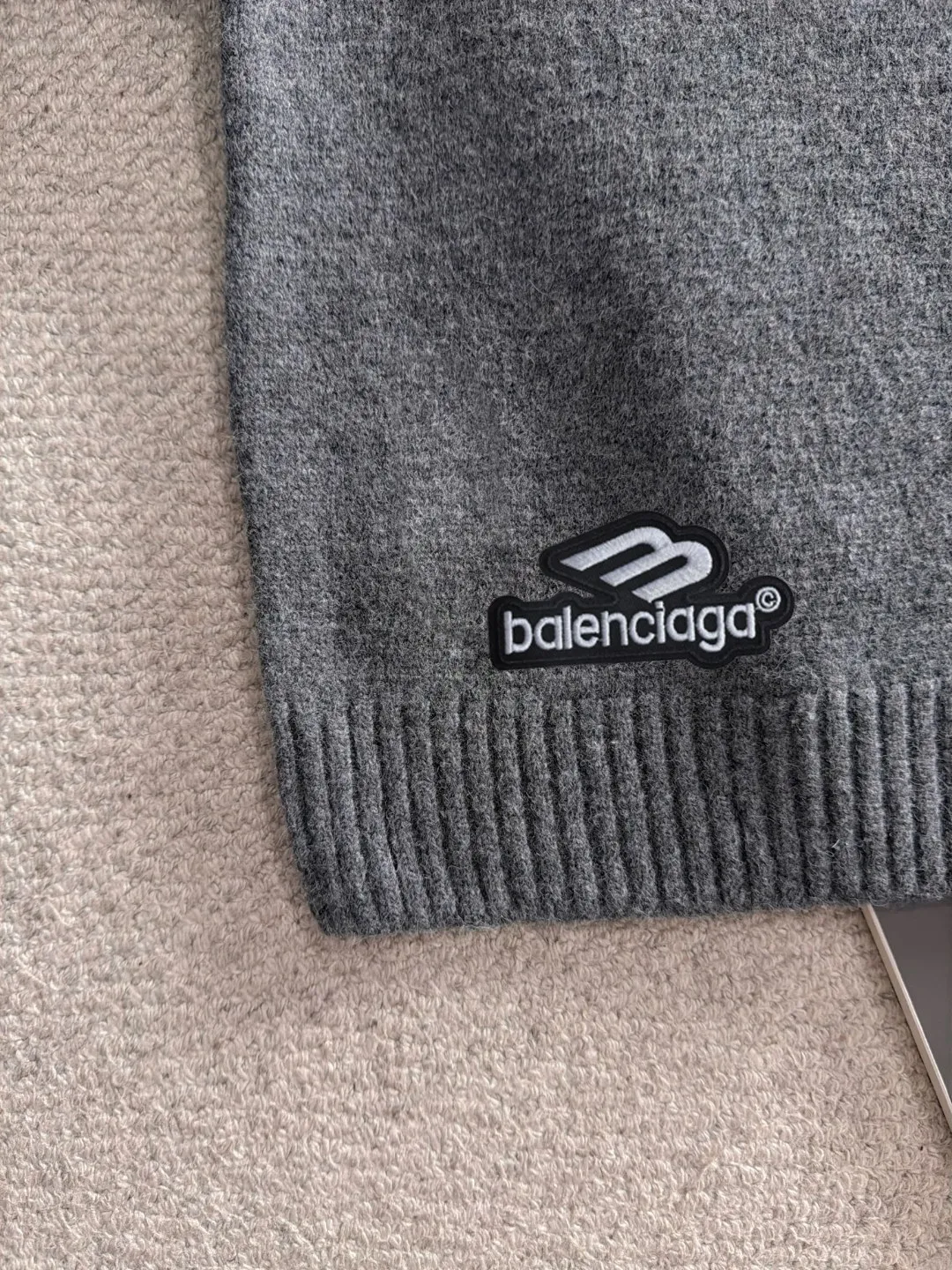 Next day shipment P195 Balenciaga 2026 Autumn and Winter latest sweater from the official website, now on sale at the counter simultaneously Hot Sale! Specially made of wool blended fabric. It feels comfortable and can be directly in contact with the skin. The logo badge is exquisitely embroidered, which is extremely eye-catching! The details highlight the fashionable charm of big brands. Exquisite workmanship. Three-dimensional cutting style. The wearing effect is invincible and handsome! All three standards are complete! Sizes:M-3XL